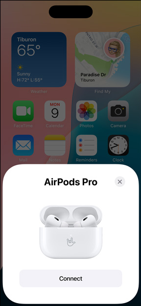 MagSafe-ladeetuiet med AirPods Pro ved siden av en iPhone. På iPhone-hjemskjermen vises det en liten rute med en tilkoblingsknapp som gjør det lett å sammekoble AirPods med iPhonen med et lite trykk.