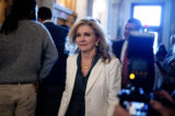 Thượng nghị sỹ Marsha Blackburn (Cộng Hòa-Tennessee) bước vào Phòng Thượng viện tại Tòa nhà Quốc hội ở Hoa Thịnh Đốn, hôm 23/04/2024. (Ảnh: Andrew Harnik/Getty Images)