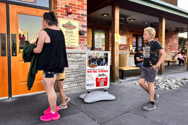 Biển báo tuyển dụng tại một nhà hàng ở Columbia, Maryland, hôm 15/06/2024. (Ảnh: Madalina Vasiliu/The Epoch Times)