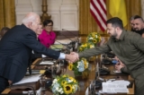 (Từ trái sang phải) Tổng thống Hoa Kỳ Joe Biden bắt tay Tổng thống Ukraine Volodymyr Zelenskyy sau cuộc gặp tại Phòng phía Đông của Tòa Bạch Ốc ở Hoa Thịnh Đốn vào ngày 21/09/2023. (Ảnh: Drew Angerer/Getty Images)