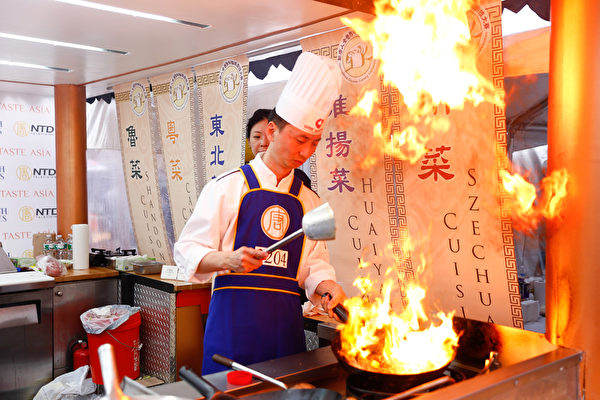 2015年6月27日，第七屆新唐人全世界中國菜廚技大賽決賽正式在紐約時代廣場隆重開場。第一輪決賽選手朱軍正在密鑼緊鼓的準備菜式。（戴兵/大紀元）