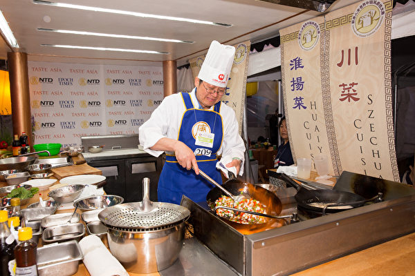 來自加拿大多倫多的淮揚菜大廚王道生獲得本屆大賽銀獎。（戴兵/大紀元）