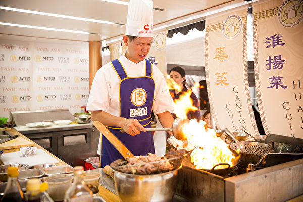 來自加拿大的溫禧明在比賽中，以粵菜「蔥爆牛肉」贏得評委佳評。（愛德華／大紀元）