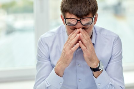 眼睛缺少陽氣滋潤時還過度疲勞，是導致近視的原因。(Fotolia)