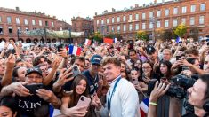 Léon Marchand ne sort désormais qu’avec « une casquette et des lunettes »