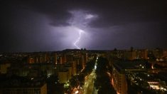 Paris : les images saisissantes de la foudre frappant le cimetière Montparnasse