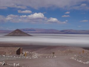 アルゼンチンの円錐形のピラミッド 完全に自然な光景