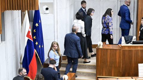 Plénum odvolalo M. Šimečku z funkcie podpredsedu parlamentu