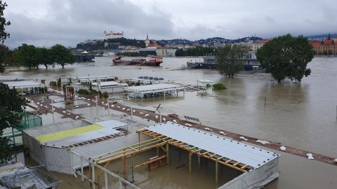 Výška hladiny Dunaja v Bratislave presiahla 900 centimetrov. Situácia je mimoriadne vážna (+Foto/Video)