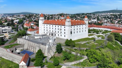 V areáli Bratislavského hradu sa zrútila časť oporného múru (+Foto)