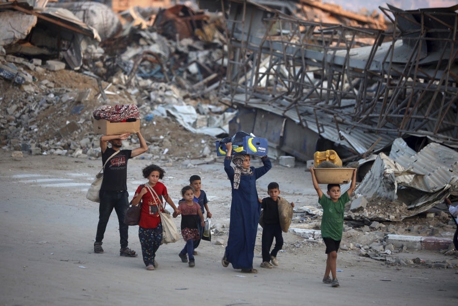 نازحون فلسطينيون يغادرون مخيم البريج للاجئين، وسط غزة، بعد أن أصدر الجيش الإسرائيلي أمر إخلاء جديد، في 28 يوليو/تموز 2024. © 2024 مجدي فتحي/نور فوتو عبر أسوشيتد برس