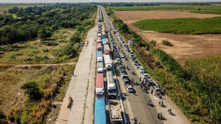 Imagen ilustrativa de vista aérea que muestra a camioneros de carga internacional en una carretera de Bolivia, el 4 de junio de 2024. (RODRIGO URZAGASTI/AFP via Getty Images)