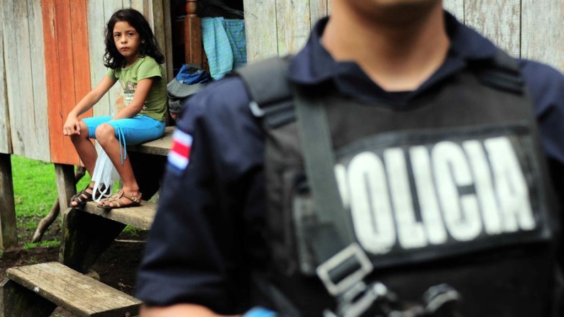 Imagen de archivo de un policía costarricense que realiza un "patrullaje preventivo" en el poblado pesquero de Barra del Colorado (Costa Rica). EFE/Jeffrey Arguedas