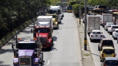 Camioneros bloquean cinco carreteras de Colombia en protesta por el alza del diésel