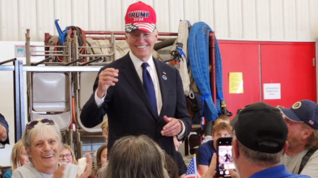 Image form article Biden usa una gorra de Trump como gesto de “unidad”, dice la Casa Blanca