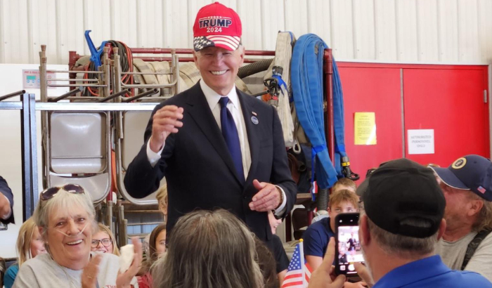 Fotografía divulgada por Trump War Room en la plataforma X donde aparece el presidente de Estados Unidos, Joe Biden, vistiendo una gorra de la campaña de Donald Trump durante una visita al cuartel de bomberos de Shanksville, Pensilvania. (EFE/ Trump War Room/X)