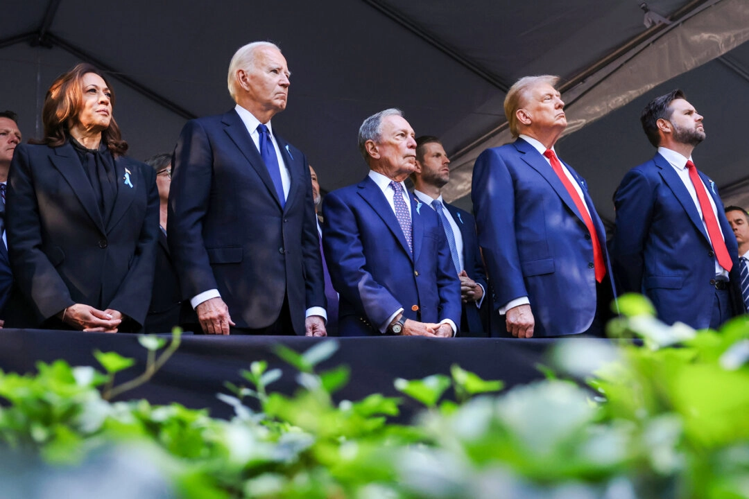 La candidata presidencial demócrata, la vicepresidenta Kamala Harris (izq.), el presidente Joe Biden (segunda izq.), el exalcalde de Nueva York Michael Bloomberg (centro), el candidato presidencial republicano y expresidente Donald Trump (segunda der.) y el candidato republicano a la vicepresidencia, el senador JD Vance (republicano por Ohio) (der.) en el World Trade Center de la ciudad de Nueva York el 11 de septiembre de 2024. Michael M. Santiago/Getty Images