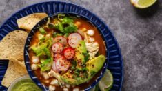 Hombre muere al atragantarse durante concurso de comer pozole en México