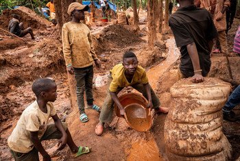 Watoto wakifanya kazi kwenye migodi Kivu Kusini nchini Jamhuri ya Kidemokrasia ya Congo.