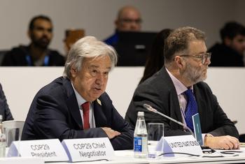 Katibu Mkuu wa Umoja wa Mataifa António Guterres (kushoto) akihutubia mkutano wa COP29 mjini Baku, Azerbaijan.