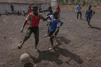 Watoto wakimbizi wakicheza katika eneo rafiki kwa watoto lililoanzishwa na UNICEF na washirika kaskazini mwa Goma, Jamhuri ya Kidemokrasia ya Congo.