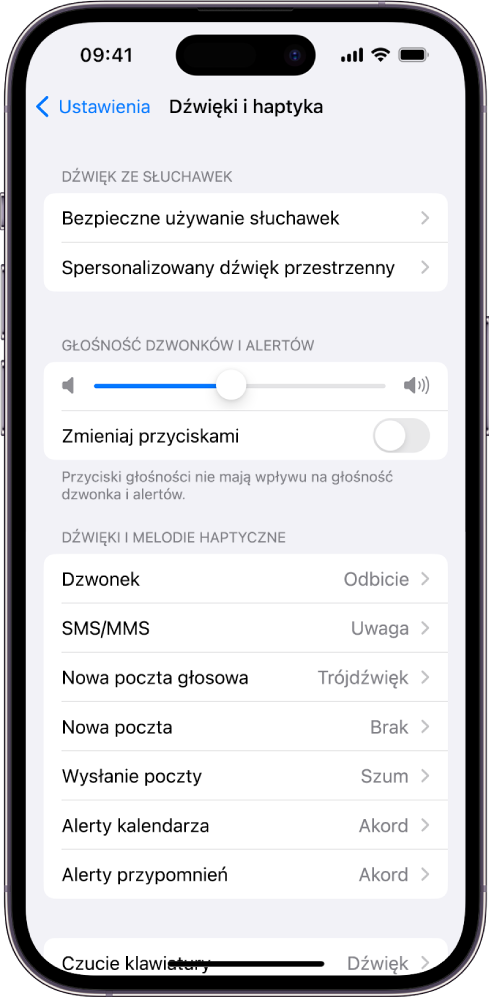 Ekran Dźwięki i haptyka w Ustawieniach. Na ekranie widoczne są następujące opcje (od góry): Dźwięk słuchawek i Bezpieczne używanie słuchawek, Głośność dźwięków i alertów z suwakiem do regulowania głośności oraz opcją umożliwiającą zmienianie głośności przyciskami, oraz Dźwięk i melodie haptyczne z opcjami Dzwonek oraz SMS/MMS.