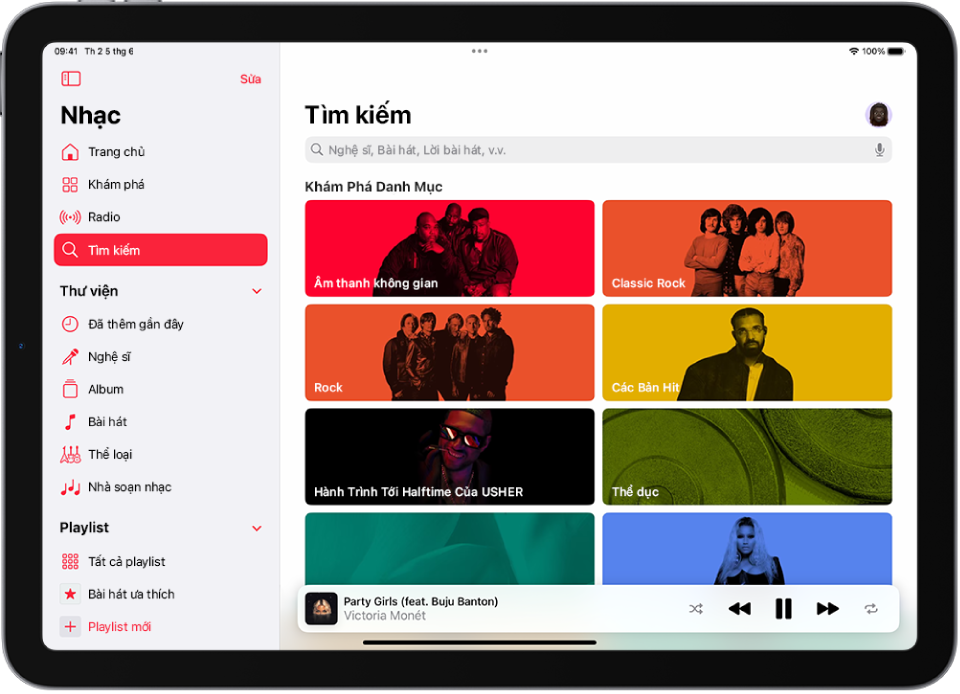 Màn hình Tìm kiếm đang hiển thị thanh bên ở bên trái và trường tìm kiếm ở trên cùng bên phải. Phần Khám phá danh mục ở bên dưới hiển thị nhiều danh mục. Trình phát nằm ở dưới cùng bên phải.