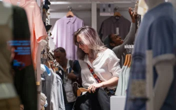 US 2nd Quarter GDP Revised Up to 3 Percent After Better-Than-Expected Consumer Spending