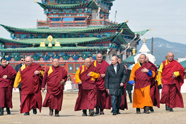 2013年4月11日，俄羅斯總統普京（右三）在參觀「伊沃爾金斯基扎倉」（Ivolginsky Datsan）時，和僧人們在一起。(ALEKSEY NIKOLSKYI/AFP/Getty Images)