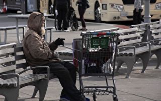 老街友求街頭音樂家伴奏 當他開唱 人們都無法移開腳步