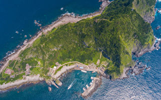 台灣基隆嶼淨灘 意外空拍到外型呈鯊魚圖案