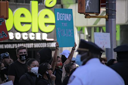 9月19日，「黑人命也是命」（BLM）支持者在時代廣場與紐約市警對峙。