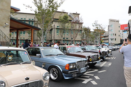  8日50台車迷最愛的經典古董車，齊聚嘉美館前，在廣寧街排成一列，以最優美的姿態與嘉美館相互輝映，吸引眾多民眾前往拍照。