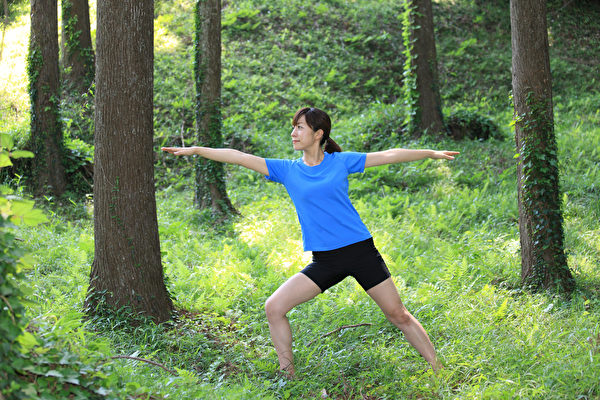 適當的運動能讓骨頭和關節變得健康，維持標準體重也能減少退化性膝關節炎罹病風險。(Shutterstock)