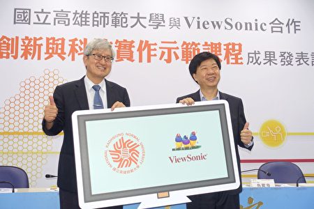 ViewSonic董事長暨執行長朱家良（右），捐贈10台86吋智慧互動電子 白板予參與課程計劃的國中小學，高師大校長吳連賞代表接受。