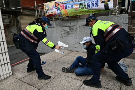 楊梅分局實施防搶、攔截圍捕演練，盼強化金融機構安全，防止重大刑案、搶劫逃逸事件發生。