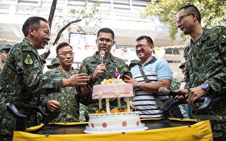 高空跳傘墜地奇蹟生還 台傘兵重返部隊慶生