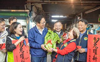 张善政视察桃园鱼市场与果菜市场供货情形