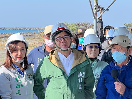 高雄市長陳其邁（前中）30日上午視察林園區東西汕海堤整體環境營造工程。