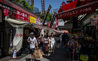 外国人涌入日本 为何本土信用卡公司头疼