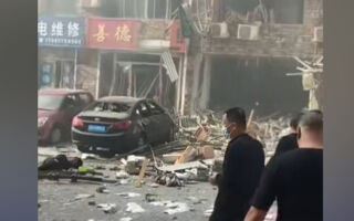 辽宁营口一商铺发生爆炸 门面炸出大洞