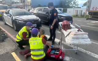 老婦血糖過低上班途中摔車 大園巡邏員警助送醫