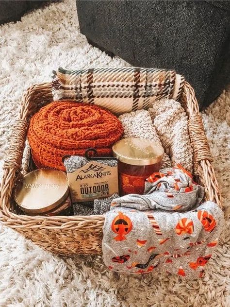 Christmas Gift Basket Ideas - Be Centsational Gift Basket Ideas, Fall Gift Baskets, Halloween Gift Baskets, Best Gift Baskets, Halloween Baskets, Gift Inspo, Christmas Gift Basket, Christmas Baskets, Navidad Diy