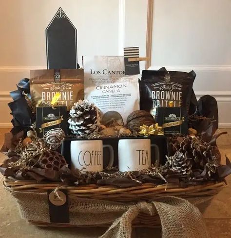 35+ Christmas Gift Basket Ideas for Friends and Family - HubPages Natal, Gift Basket Ideas For Friends, Client Gift Baskets, Diy Christmas Gift Baskets, Agape Ideas, Hampers Idea, Theme Baskets, Family Gift Baskets, Gourmet Box