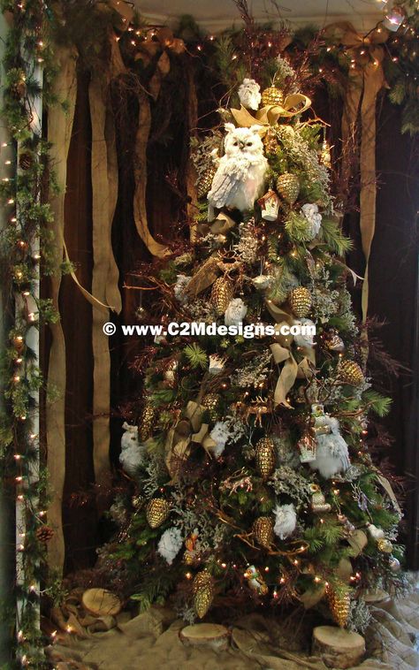 Natal, Christmas Tree Ideas Rustic, Harry Potter Weihnachten, Owl Christmas Tree, Woodland Christmas Decor, Christmas Tree Food, Woodland Christmas Tree, Enchanted Florist, Christmas Tree Decorating Themes