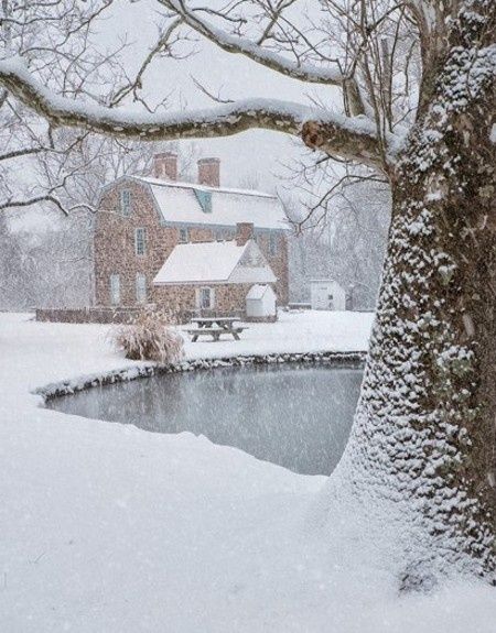 A Farmhouse Christmas - lots of inspiring country Christmas scenes and decorating ideas - via The Cottage Market Winters Tafereel, Winter Love, Winter Magic, Winter Scenery, Winter Beauty, Snow Scenes, Snowy Day, Christmas Scenes, Winter Pictures