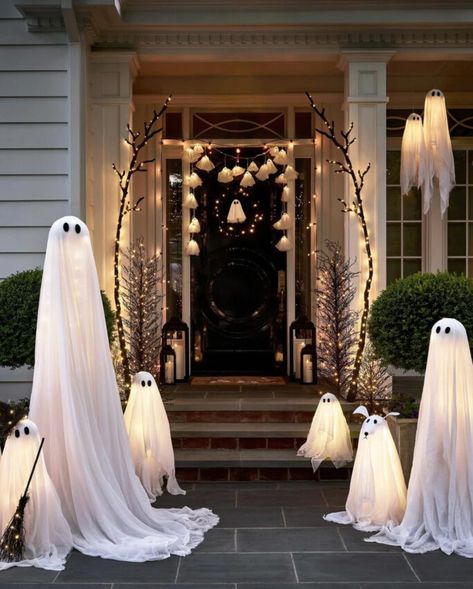 Porche Halloween, Pottery Barn Halloween, Casa Halloween, Halloween Outside, Ghost Lights, Halloween Front Porch, Halloween Porch Decorations, Ghost Decoration, Scary Halloween Party