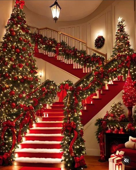 Wallpaper Natal, Christmas Tree Decorated, Christmas Staircase, Christmas Dreaming, Cozy Christmas Decor, Christmas Themes Decorations, Christmas Scenery, Christmas Decor Inspiration, Christmas Tree Inspiration