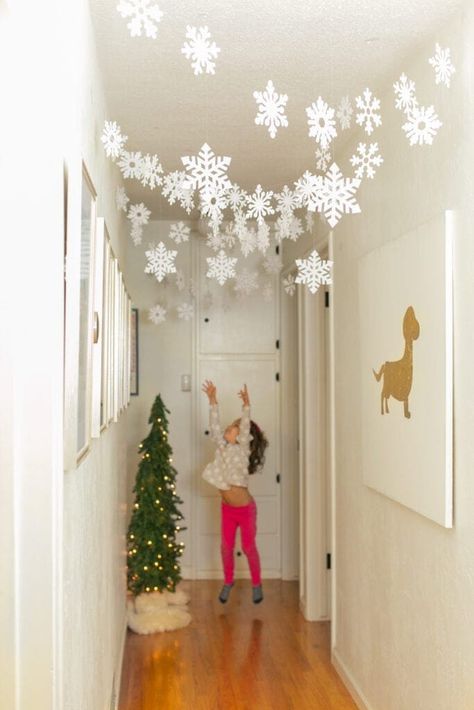 Christmas Snowflake Decor Ideas, Easy Christmas Decorations For Home, Home Made Christmas Decorations Easy, Christmas Decorations Around Tv, Easy Christmas Porch Ideas, Zen Christmas Decor, Office Decor Holiday, Nostalgic Christmas Decor Ideas, Home Made Christmas Decorations Craft