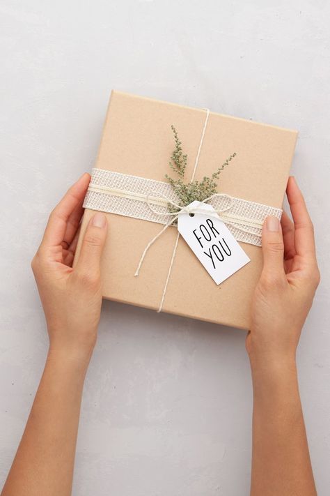 7 Gifts From Nordstrom That Grads Will *Actually* Love — Even Years Later Presente Diy, Gift Wrapping Inspiration, Packaging Ideas Business, Gifts Wrapping Diy, Handmade Packaging, Gift Box Design, Creative Gift Wrapping, Diy Gift Wrapping, Diy Gift Box